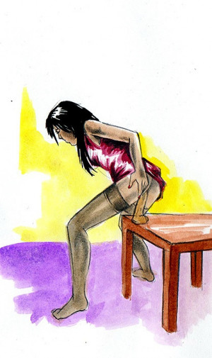 Žena nasedá na dildo přisáté na stolku.