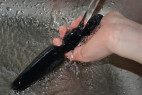 Dvojité dildo Ass Jacker (18 cm) – pod tekoucí vodou