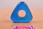 Erekčný krúžok Triangle Ring, na stole erekčný krúžok Triangle Ring, rozmery - tmavo modrá