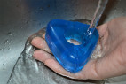 Erekční kroužek Triangle Ring, pod tekoucí vodou  – tmavě modrá