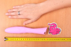 Silikónový vibrátor Pink Lover, celková veľkosť s rukou