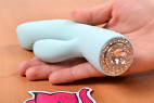 Vibrátor s výběžkem na klitoris Turquoise Diamond – v ruce