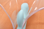 Vibrátor s výběžkem na klitoris Turquoise Diamond – detail v torzu