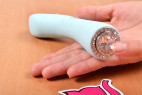 Silikónový vibrátor Turquoise Diamond - detail v dlani