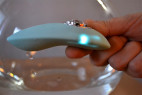 Masážny vibrátor Turquoise Diamond - svietiaca kontrolka
