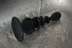 Análny kolík Black Cascade s prísavkou, pod tečúcou vodou
