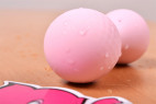Vibračné vajíčko BOOM Rabbit & Balls, vajíčko na stole