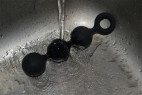 Anální kuličky Black Trio – omývání pod tekoucí vodou