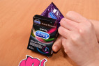 Durex Mutual Pleasure - vyťahovanie kondómu z krabičky