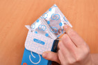 Primeros Soft Glide – vytahování kondomu z krabičky