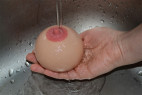 Antistresové prso Jenny - omývanie prsia pod tečúcou vodou