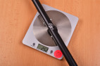 Rozpěrná tyč Metallic Bar – vážíme tyč, stolní váha ukazuje 252 g