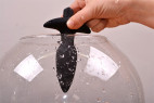 Vibračný análny kolík Stinger - ponorenie kolíka do nádoby s vodou