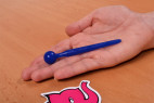Silikónový dilatátor Blue Stick - fotenie v ruke