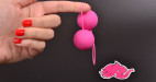 Venušiny kuličky Pinky Balls, zavěšené na prstu