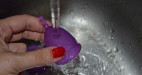 Menstruační kalíšek Libicup, pod tekoucí vodou