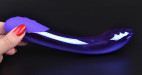 Plastový vibrátor Purple Lightning, v ruce