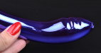 Plastový vibrátor Purple Lightning, v ruke