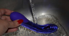 Plastový vibrátor Purple Lightning, omývání pod tekoucí vodou