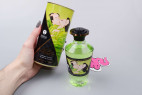 Shunga afrodiziakálny hrejivý zbozkávateľný olej – Midnight Sorbet (100 ml), v ruke