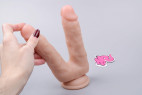 Realistické dildo Double Pleasure (18 cm), v ruke