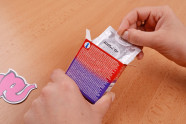 Durex Feel Thin Extra Lubricated - vyťahujeme kondóm (staršie krabička)