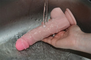 Silikónové dildo s prísavkou a semenníkmi (20cm) - umývanie