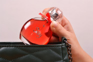 Parfém Obsessive Sexy - detail vkladanie fľaštičky do kabelky