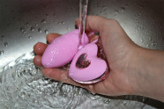 Bezdrôtové vibračné vajíčko Pink Love, pod tečúcou vodou