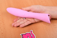 Pink Lover szilikon vibrátor, kézben