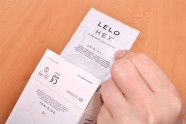 LELO Hex Original - vyťahovanie kondómu z krabičky