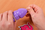 LELO Hex Original - nasadzovanie kondómu na vibrátor