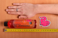 Shiatsu hrejivý masážny olej - meriame dĺžku fľaštičky s olejom