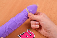 LELO Hex Original – nasazování kondomu na vibrátor