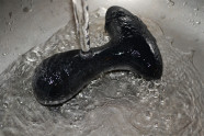 Vibráló anális dugó Pulsing Pleasure - a tű folyó víz alatt történő mosása