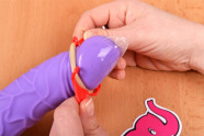 Wingman kondómy - nasadzovanie kondómu na vibrátor