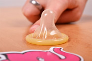 Beppu kondómy - kondóm vytiahnutý z obalu
