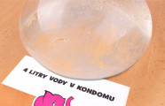 Beppu kondómy - test, 4 litre vody v kondómu