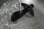Prostate Jet vibrációs anális dugó – a dugó folyó víz alatt történő mosása