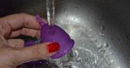 Menstruační kalíšek Libicup, pod tekoucí vodou