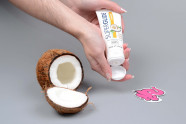SUPERGLIDE kokosový lubrikačný gél Coconut (75 ml), v ruke