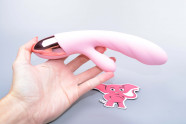 Nahřívací vibrátor s výběžkem na klitoris Lissy, v ruce
