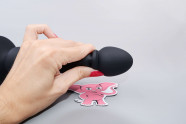 Dream Orgasm tolóerős anális vibrátor távirányítóval, kézben