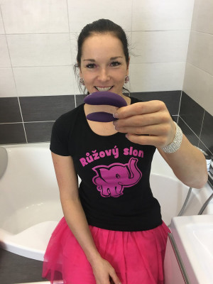 Dominika testuje We-Vibe Sync v kúpeľni