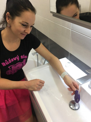 Dominika testuje We-Vibe Sync v kúpeľni