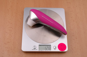 Womanizer PRO40, na váhe ukazuje 128 g