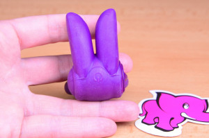 Vibrační erekční kroužek Silicone Rabbit, v ruce