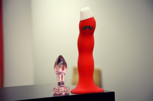 Kolík Flower Glass, Silikonové dildo Bouncer a čepička z Womanizeru