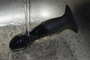 Anální dildo Black Stud – pod tekoucí vodou
