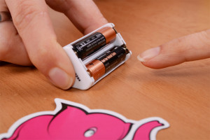 Joymatic Touch Vibe, dotykový vibrátor – baterie uložené v pouzdře